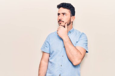 Gündelik kıyafetler giyen genç İspanyol adam şüphe üzerine yoğunlaşmıştı. Parmakları çenesinde ve yukarı bakıyordu. 