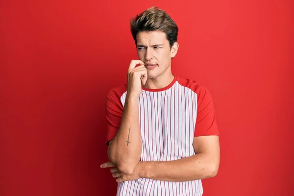 Hombre Caucásico Guapo Usando Uniforme Béisbol Pensando Concentrado Duda Con —  Fotos de Stock