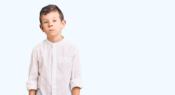 Zarif Tişört Giyen Sevimli Sarışın Çocuk Yüzünde Ciddi Bir Ifadeyle — Stok fotoğraf