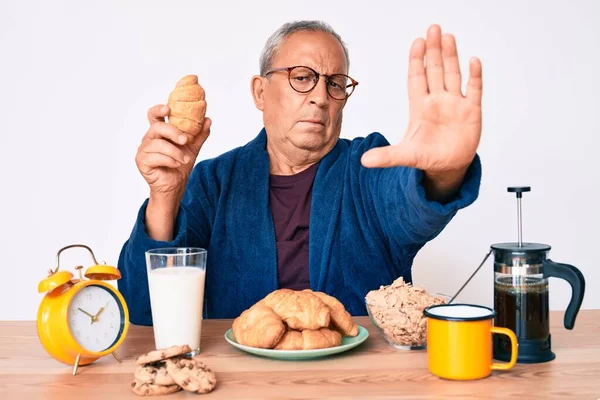 Homem Bonito Sênior Com Cabelos Grisalhos Sentado Mesa Comendo Croissant — Fotografia de Stock