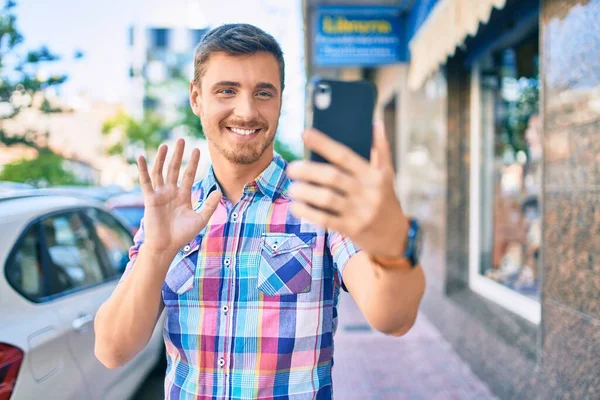 Fiatal Kaukázusi Férfi Mosolyog Boldog Csinál Video Hívás Segítségével Okostelefon — Stock Fotó