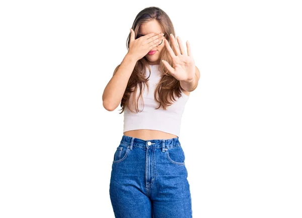 Belle Jeune Femme Caucasienne Portant Des Vêtements Décontractés Des Lunettes — Photo