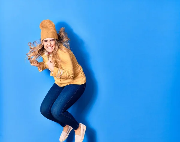 Jovem Bela Mulher Caucasiana Vestindo Roupas Casuais Inverno Sorrindo Feliz — Fotografia de Stock