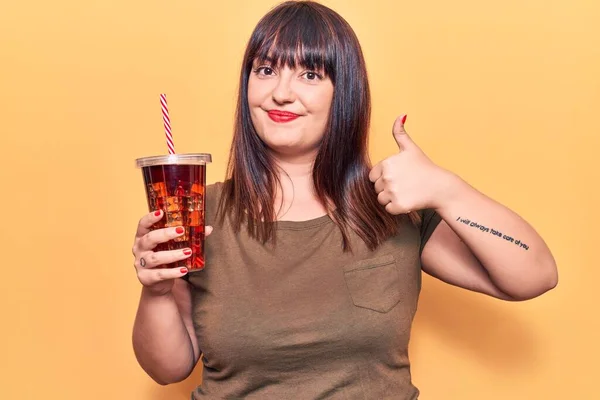 Junge Size Frau Trinkt Glas Cola Getränk Lächelt Glücklich Und — Stockfoto
