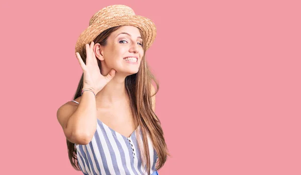 Νεαρή Όμορφη Ξανθιά Γυναίκα Που Φοράει Καλοκαιρινό Καπέλο Χαμογελώντας Χέρι — Φωτογραφία Αρχείου