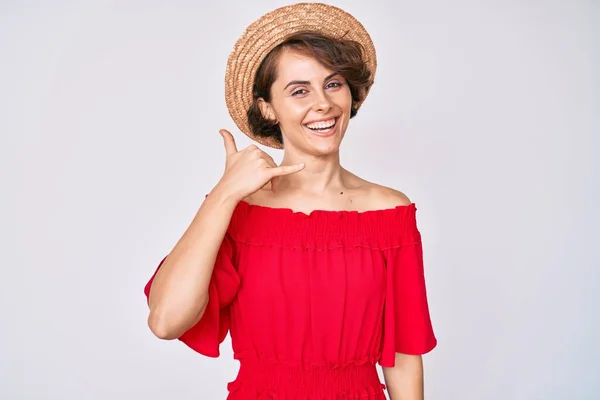 夏の帽子をかぶっている若いヒスパニック系の女性は 電話で話すような手や指で電話のジェスチャーをして笑顔 コミュニケーションの概念 — ストック写真