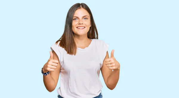 Mujer Caucásica Joven Que Usa Casual Camiseta Blanca Signo Éxito —  Fotos de Stock