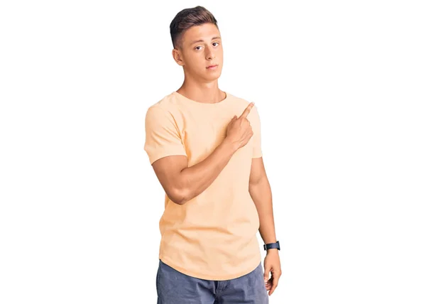 Młody Przystojny Mężczyzna Ubrany Luźne Ubrania Wskazujący Palcem Stronę Pokazujący — Zdjęcie stockowe