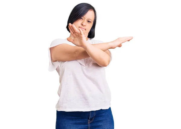 Mulher Morena Com Síndrome Vestindo Casual Expressão Rejeição Tshirt Branca — Fotografia de Stock