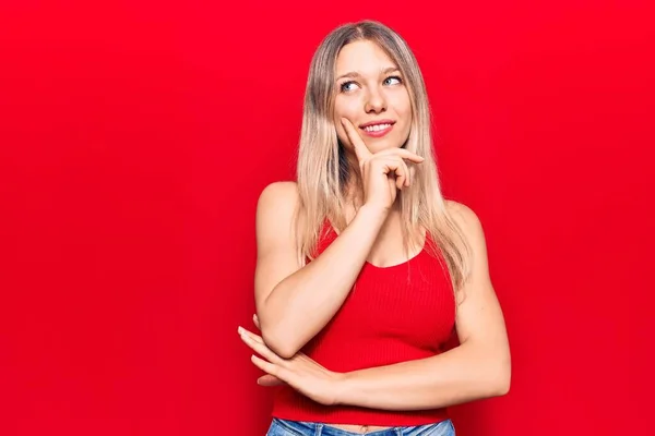 Jovem Loira Vestindo Roupas Casuais Com Mão Queixo Pensando Questão — Fotografia de Stock