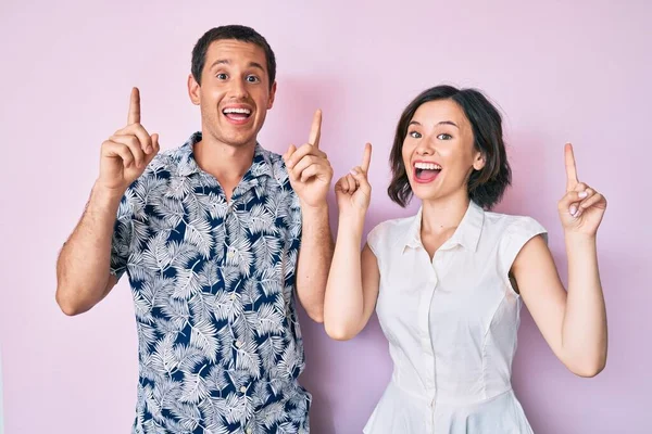 Belo Casal Vestindo Roupas Casuais Sorrindo Espantado Surpreso Apontando Para — Fotografia de Stock