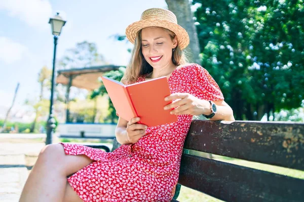 Joven Mujer Rubia Vacaciones Leyendo Libro Sentado Banco Parque — Foto de Stock