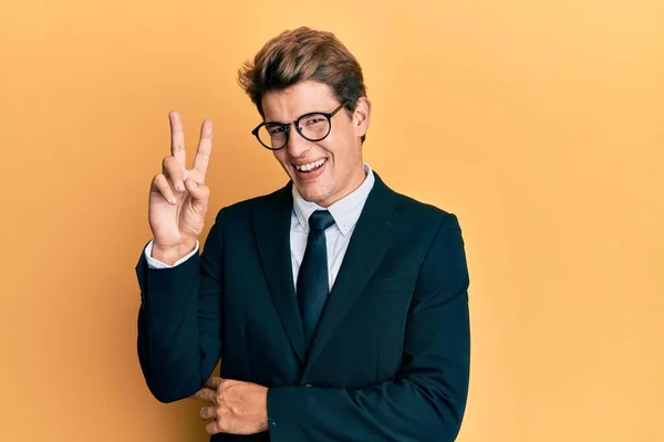 Bonito Caucasiano Vestindo Terno Negócios Gravata Sorrindo Com Rosto Feliz — Fotografia de Stock