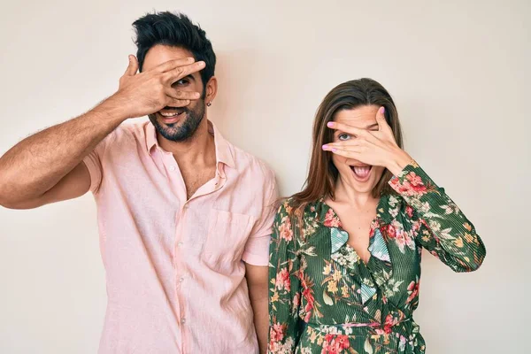 Bela Jovem Casal Namorado Namorada Juntos Espreitando Choque Cobrindo Rosto — Fotografia de Stock