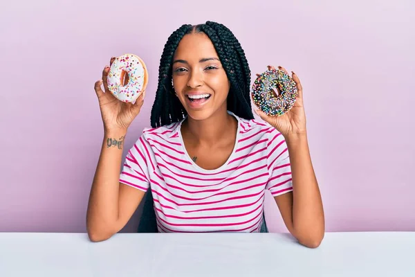 Schöne Hispanische Frau Hält Leckere Bunte Donuts Lächelnd Und Lacht — Stockfoto