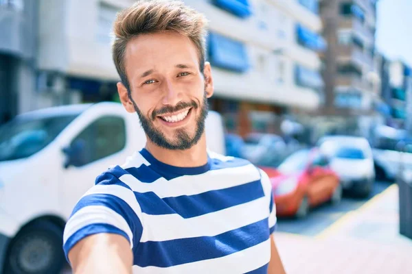 Handsome Caucasian Man Beard Smiling Happy Taking Selfie Picture Outdoors — Stock Photo, Image
