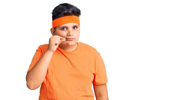 Kleiner Junge Mit Sportkleidung Mund Und Lippen Als Reißverschluss Mit — Stockfoto