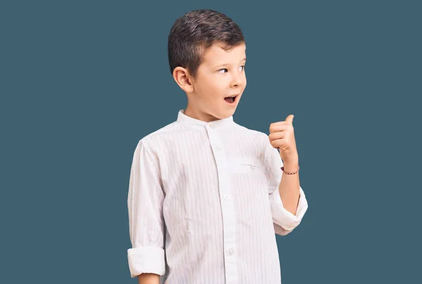 Lindo Niño Rubio Con Camisa Elegante Sonriendo Con Cara Feliz — Foto de Stock