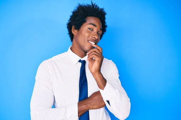 Bonito Homem Americano Africano Com Cabelo Afro Vestindo Camisa Negócios — Fotografia de Stock