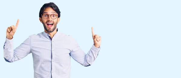 Bonito Homem Hispânico Vestindo Camisa Negócios Óculos Sorrindo Espantado Surpreso — Fotografia de Stock