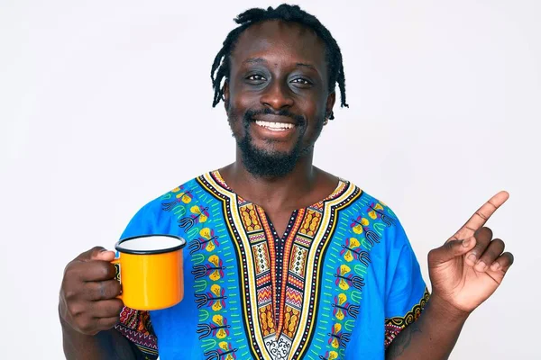 Jovem Afro Americano Com Tranças Segurando Café Sorrindo Feliz Apontando — Fotografia de Stock