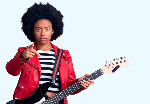 Joven Mujer Afroamericana Tocando Guitarra Eléctrica Señalando Con Dedo Cámara —  Fotos de Stock