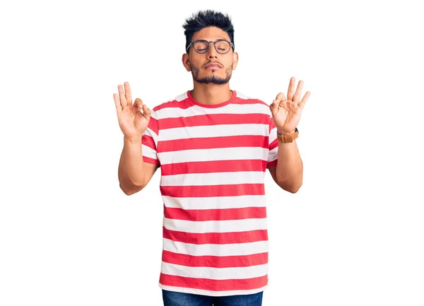 Snygg Latinamerikansk Ung Man Klädd Vardagliga Kläder Och Glasögon Avslappnad — Stockfoto