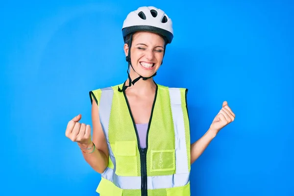 Junge Kaukasische Mädchen Mit Fahrradhelm Und Reflektierender Weste Sehr Glücklich — Stockfoto