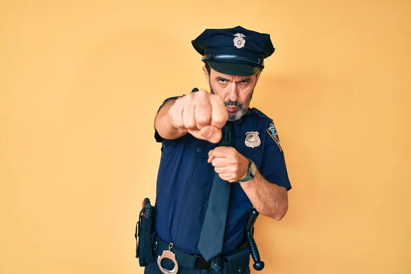 Hombre Hispano Mediana Edad Vistiendo Uniforme Policial Golpeando Puño Para — Foto de Stock