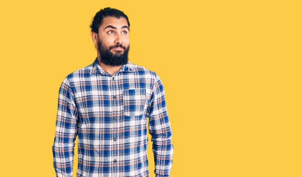 Jovem Árabe Homem Vestindo Roupas Casuais Sorrindo Olhando Para Lado — Fotografia de Stock