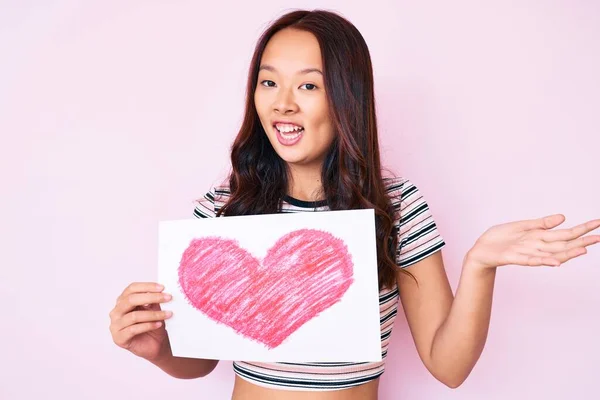 Jong Mooi Chinees Meisje Holding Hart Vorm Papier Vieren Prestatie — Stockfoto