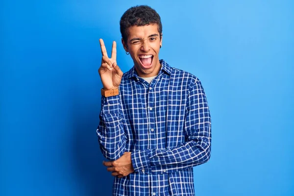 Jovem Americano Africano Vestindo Roupas Casuais Sorrindo Com Rosto Feliz — Fotografia de Stock