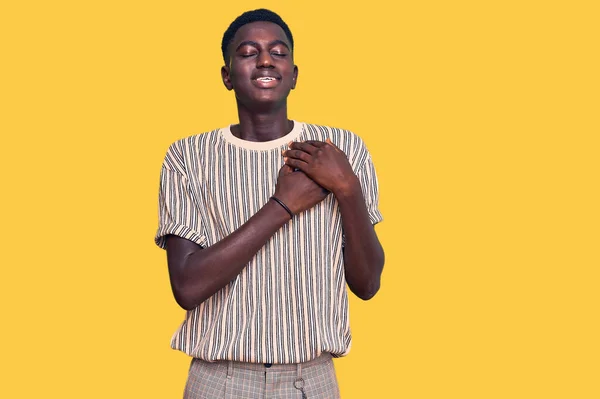Молодой Африканский Американец Повседневной Одежде Улыбается Уверенно Жестикулирует Рукой Делая — стоковое фото