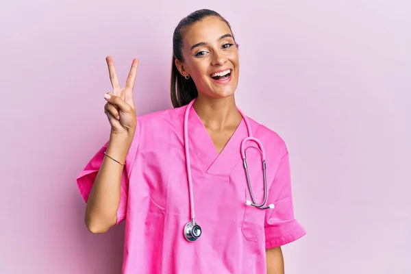 Doktor Üniforması Giyen Genç Spanyol Kadın Steteskop Iki Numarayı Gösterip — Stok fotoğraf