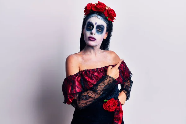 Jovem Mulher Vestindo Dia Mexicano Maquiagem Morta Apontando Com Dedo — Fotografia de Stock