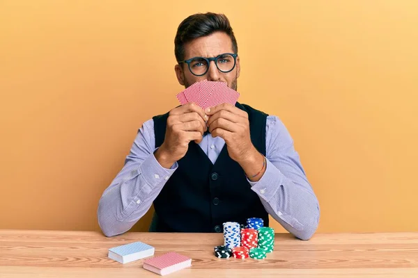 Masada Elinde Poker Fişleri Kartlarla Oturan Yakışıklı Spanyol Krupiyesi Hiçbir — Stok fotoğraf