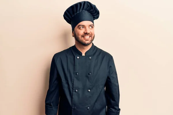 Joven Hombre Hispano Con Uniforme Cocina Mirando Costado Pose Perfil —  Fotos de Stock
