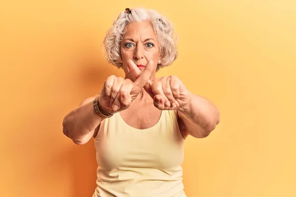 Senior Grauhaarige Frau Trägt Lässige Kleidung Ablehnung Ausdruck Daumendrücken Tut — Stockfoto