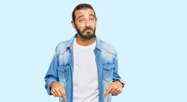 Aantrekkelijke Man Met Lang Haar Baard Casual Denim Jasje Naar — Stockfoto