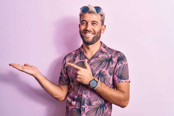 Knappe Blonde Man Vakantie Met Casual Shirt Zonnebril Roze Achtergrond — Stockfoto