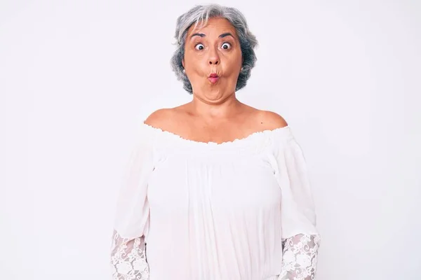 Starsza Latynoska Siwa Kobieta Luźnych Ubraniach Robiąca Rybią Twarz Ustami — Zdjęcie stockowe
