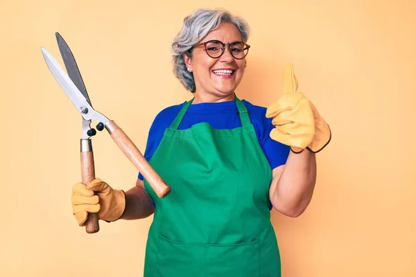 Ältere Hispanische Frau Mit Gärtnerschürze Und Handschuhen Die Eine Schere — Stockfoto