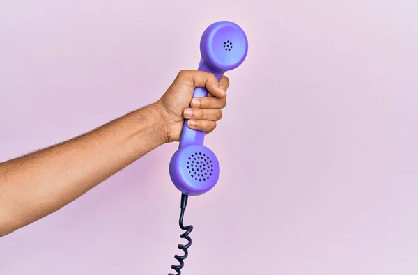 Mão Hispânica Segurando Telefone Vintage Sobre Fundo Rosa Isolado — Fotografia de Stock