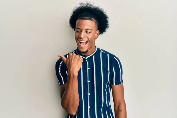 Afro Americano Uomo Con Afro Capelli Indossa Casual Vestiti Punta — Foto Stock