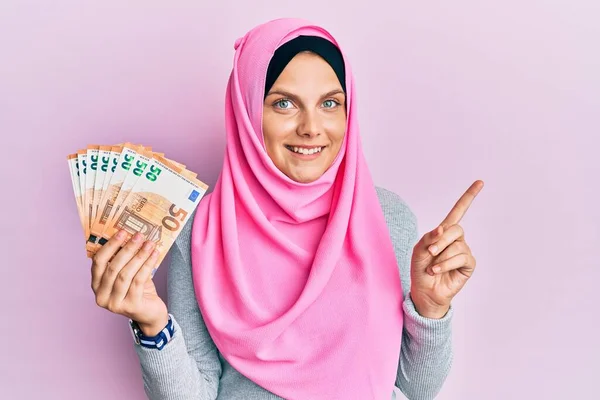 Jonge Blanke Vrouw Draagt Islamitische Hijab Met Euro Bankbiljetten Glimlachend — Stockfoto