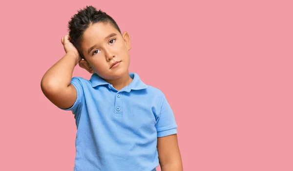 Günlük Giysiler Giyen Küçük Spanyol Çocuk Soru Sorup Kafasını Karıştırıyor — Stok fotoğraf