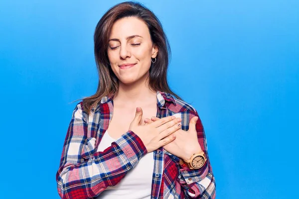 Jonge Mooie Vrouw Draagt Casual Kleren Glimlachend Met Handen Borst — Stockfoto