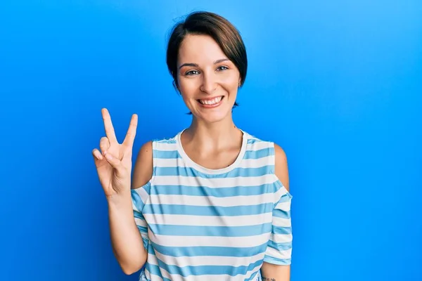 Jeune Femme Brune Aux Cheveux Courts Portant Shirt Rayé Décontracté — Photo