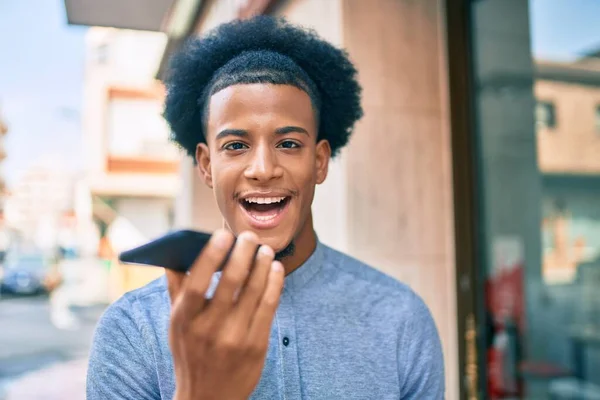 Młody Afroamerykanin Uśmiecha Się Szczęśliwy Wysyłając Wiadomość Dźwiękową Pomocą Smartfona — Zdjęcie stockowe