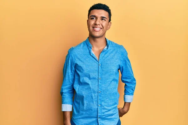 Junger Arabischer Mann Lässiger Kleidung Der Mit Einem Lächeln Gesicht — Stockfoto